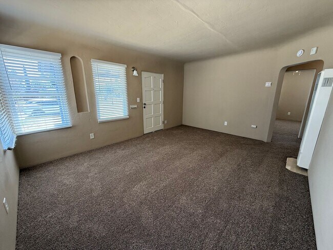 Building Photo - Cozy 3 Bedroom/1 Bath Home in Oildale!