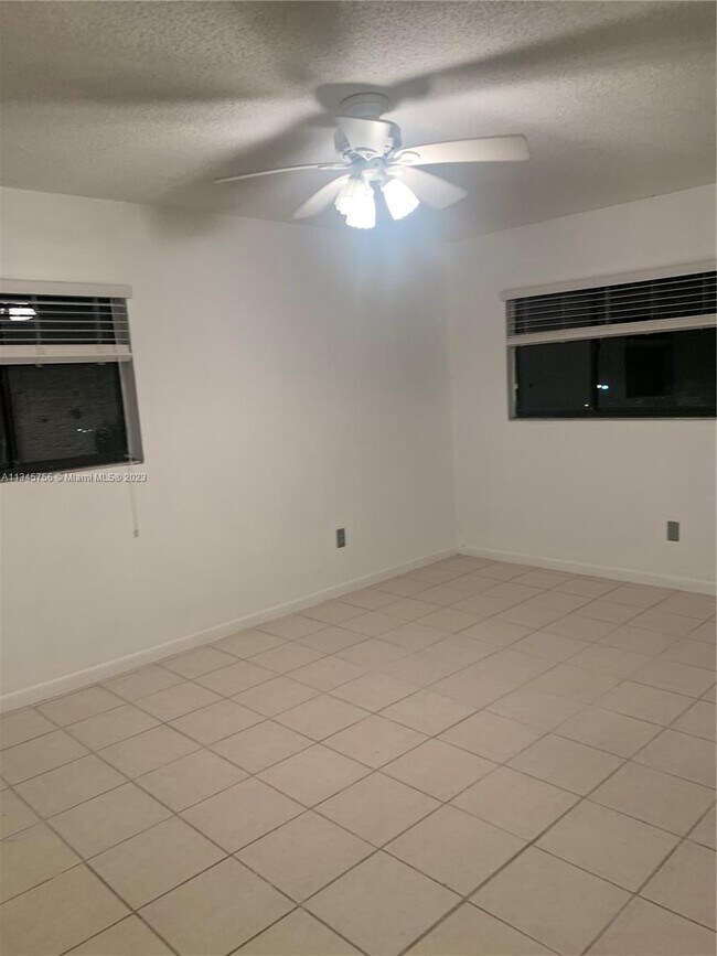 Foto del edificio - 751 NE 199th St