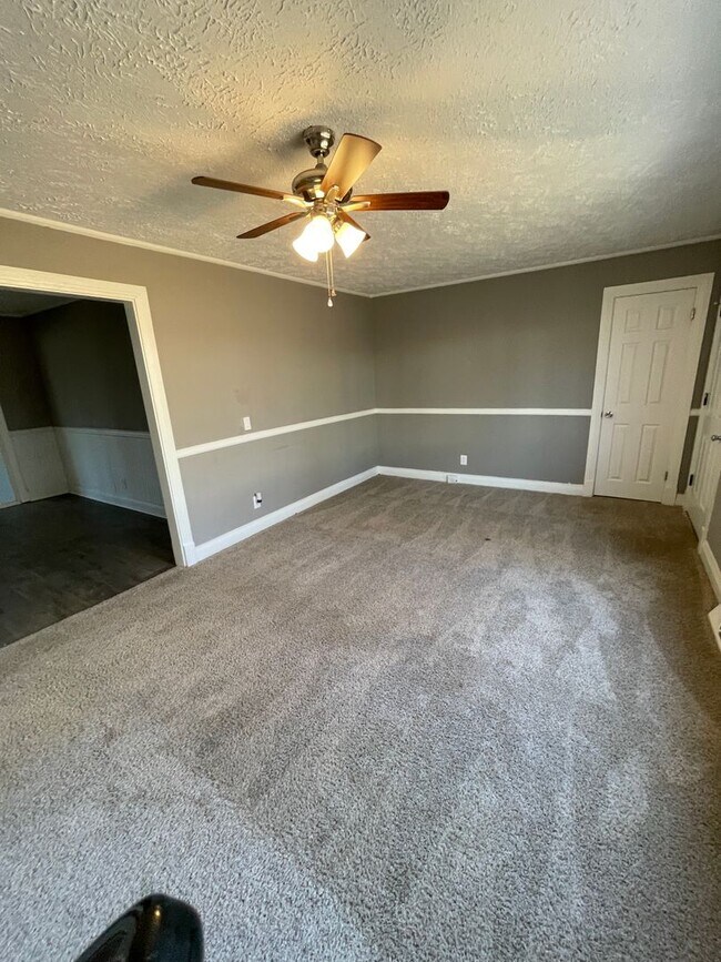 Foto del edificio - Huge home with bonus room and fenced in ba...