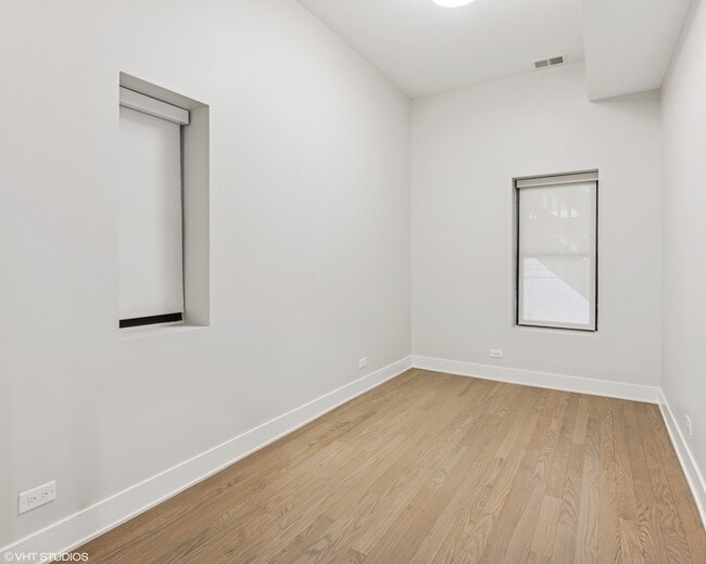 Building Photo - 2119 N Clark St