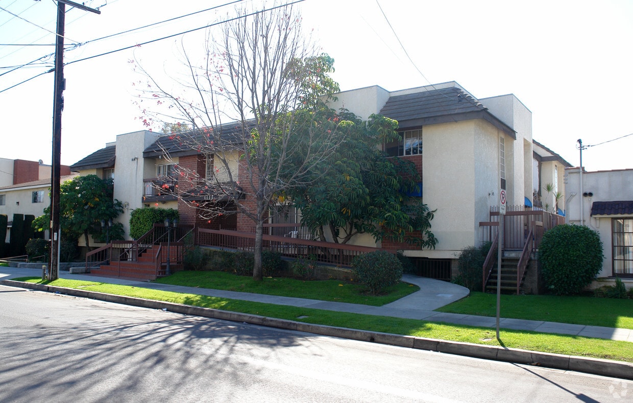 Building Photo - 604 E Maple St