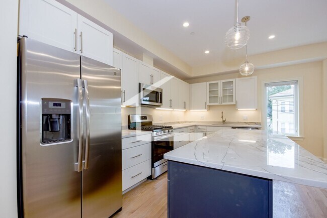 Foto del edificio - Brand new 4 bed 3.5 bath!!!