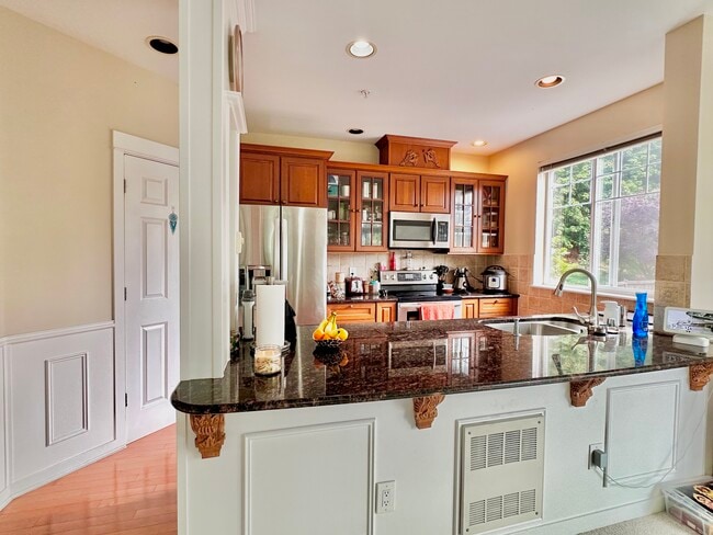 Building Photo - 3500 E Lake Sammamish Pkwy SE