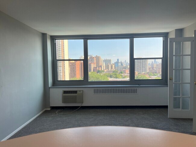 Building Photo - 555 W Cornelia Ave
