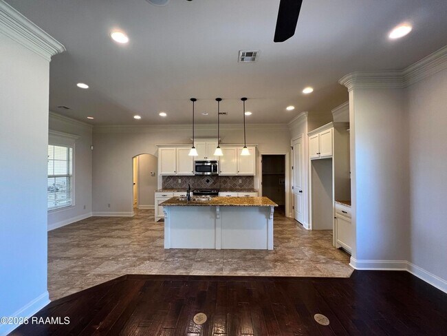 Building Photo - 204 Crenshaw Dr