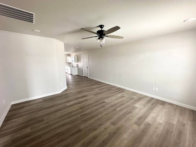 Building Photo - 3 Bed 2 Bathroom for Rent!