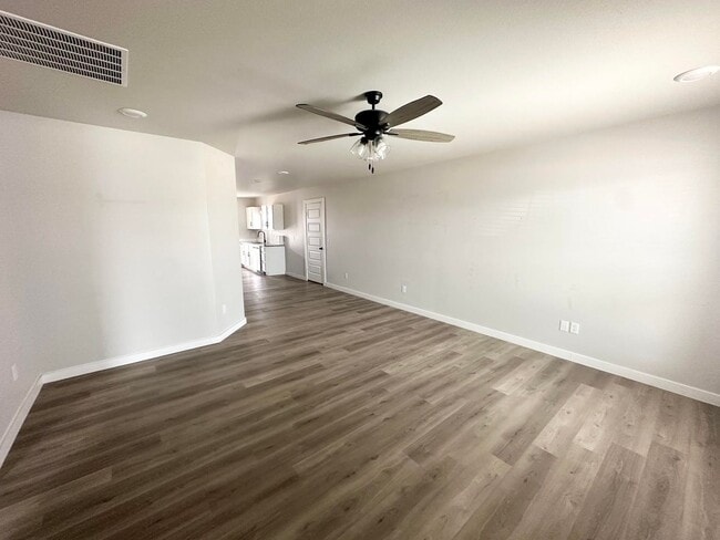 Foto del edificio - 3 Bed 2 Bathroom for Rent!