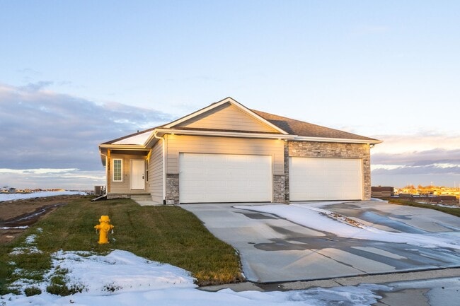 Building Photo - Beautifully Built 4 Bed Duplex!