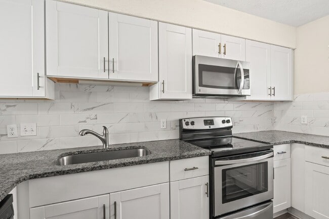 Building Photo - Delightful Two bedroom townhouse available...