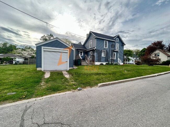Building Photo - 1302 2nd St
