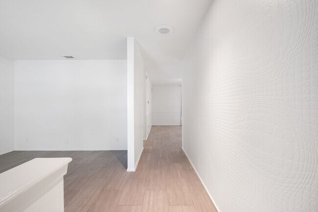 Foto del edificio - Refreshing 3 Bedroom, 2 Bath Home w/ Office Space Near The Domain