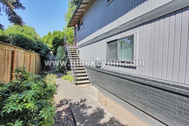 Foto del edificio - 2 Bed, 1 Bath Unit on 2nd Floor of a Tri-Plex in Sellwood