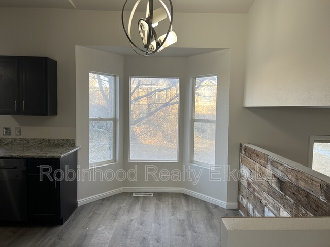 Building Photo - 1515 Glenmoor Dr