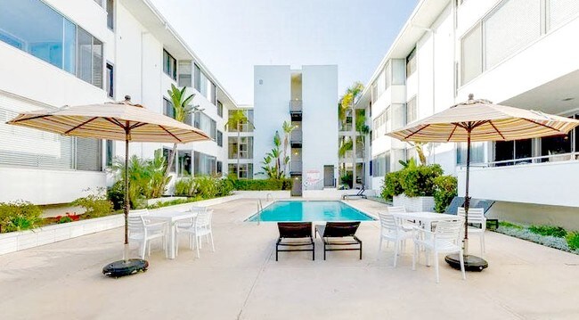 Piscina climatizada y el patio - 8701 Delgany Ave