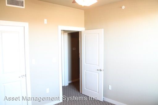 Building Photo - 210 E Sycamore St