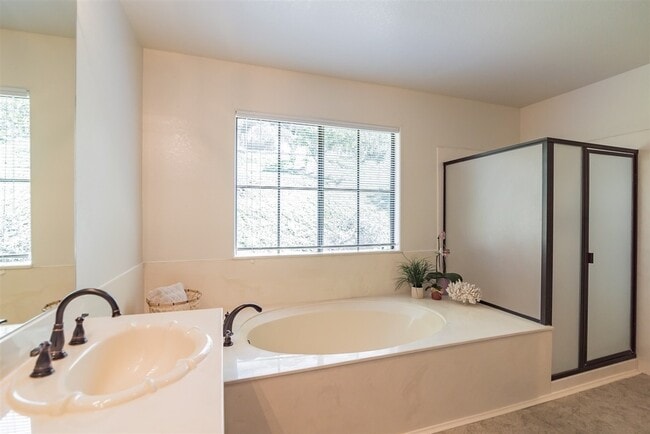 Building Photo - 4 Bedroom, 2.5 Bath House w/2 Garages on 1...