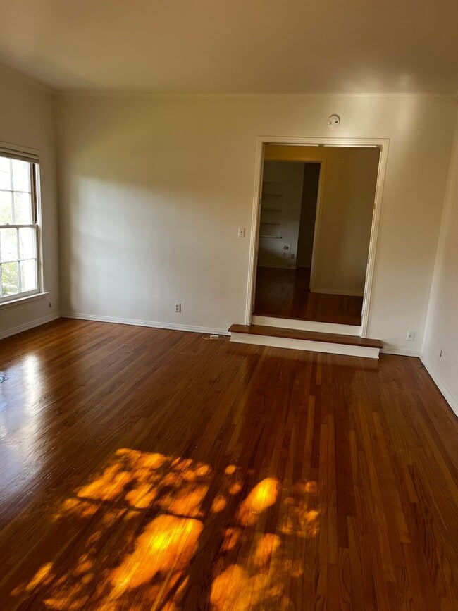 Building Photo - 10374 La Grange Ave