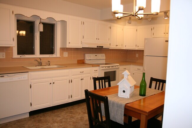 Eat-in Kitchen - 602 Edward St