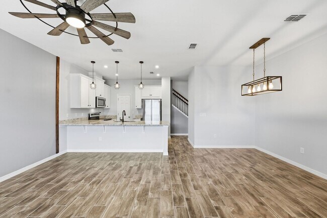 Building Photo - 3 Bedroom Resort Style Living in Gated Community