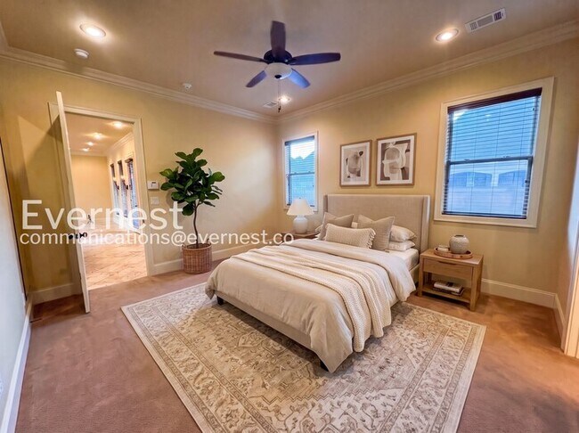 Building Photo - 3 Bed/2 Bath Home with Fenced Yard & Garage / Pet-Friendly / Available Now!