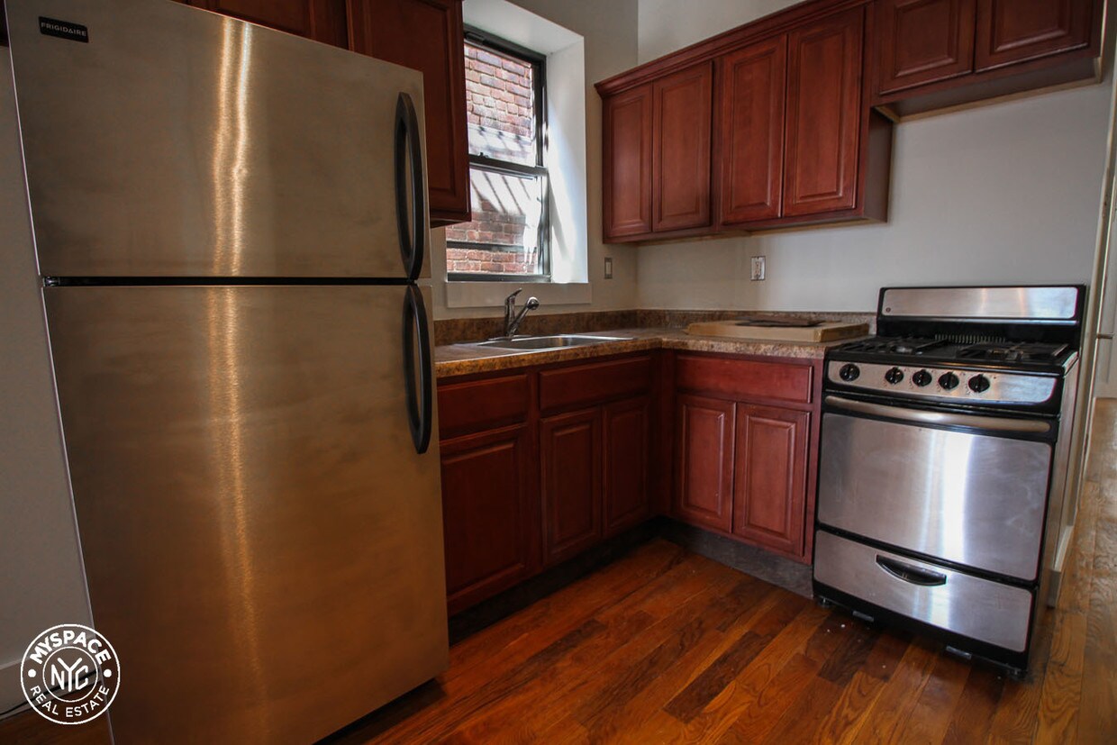 Primary Photo - 677 Quincy St
