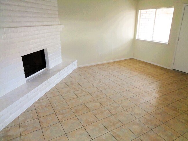 Foto del edificio - 3028 E Glen Dr