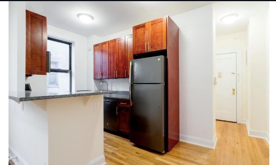 Primary Photo - 202 W 30th St