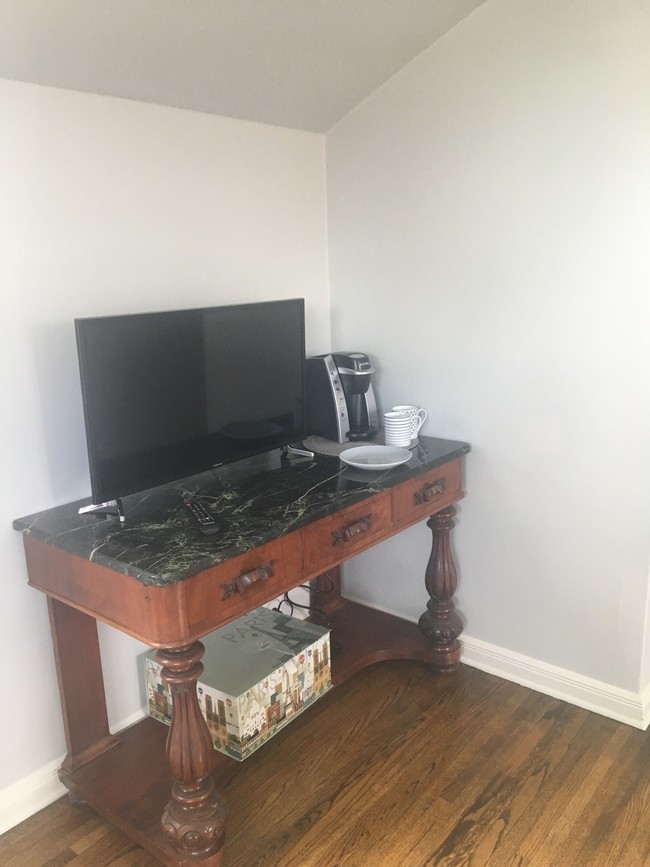 Building Photo - 599 California Avenue, Unit 4-Granny