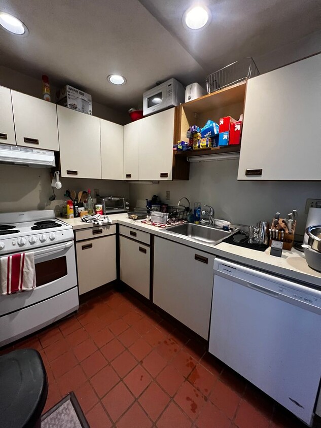 Primary Photo - Sunny, Updated 2 bed/2 bath + Office with ...