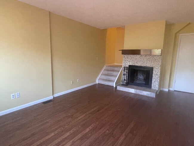 Building Photo - Fabulous 2 BED/1.5 BATH Condo in Boulder! ...