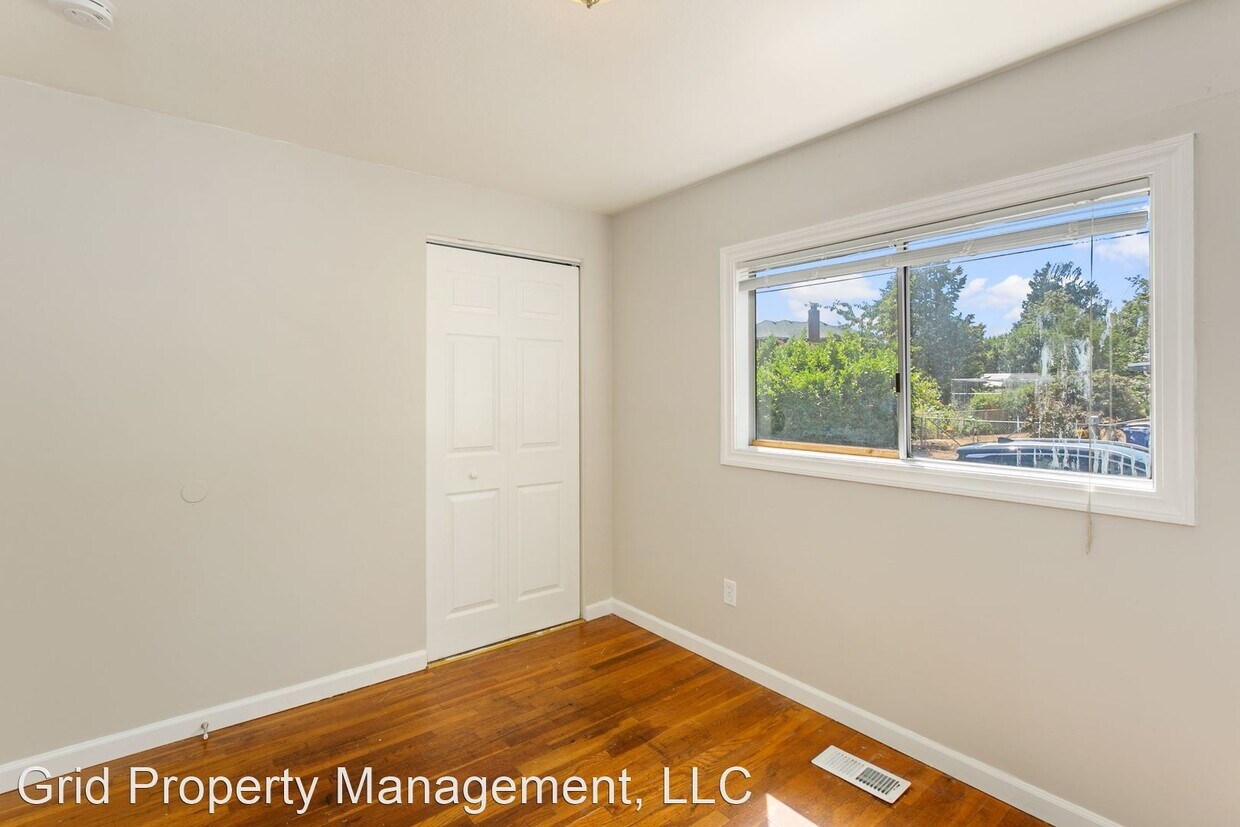 Foto principal - 4 br, 1.5 bath House - 17709 SE Lincoln St