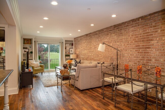 Foto del edificio - 600 W Russell St