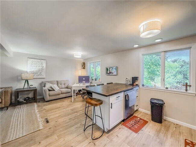 Foto del edificio - 92 Claireview Dr
