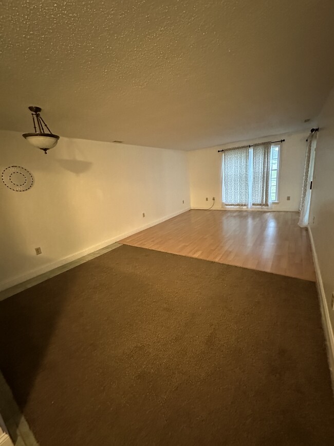 Building Photo - 101 Country Club Ct