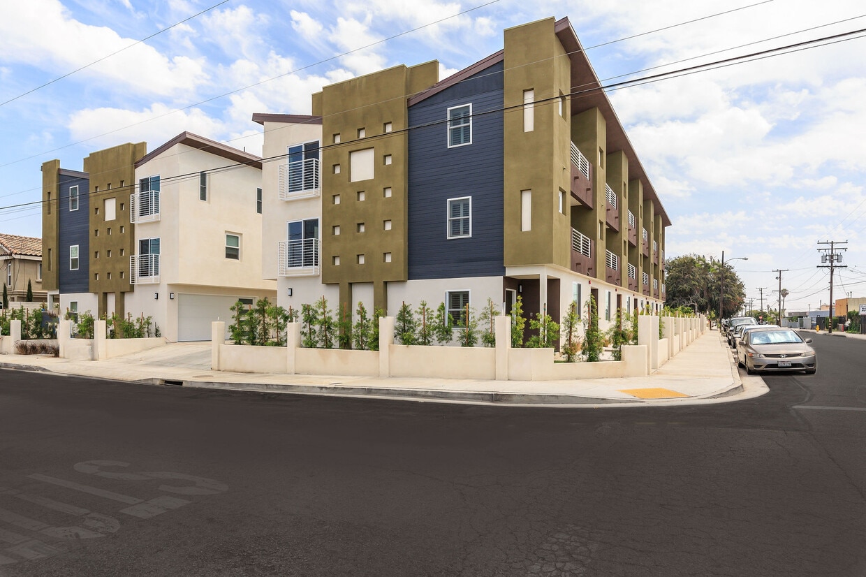 Primary Photo - 13800 Cordary Ave