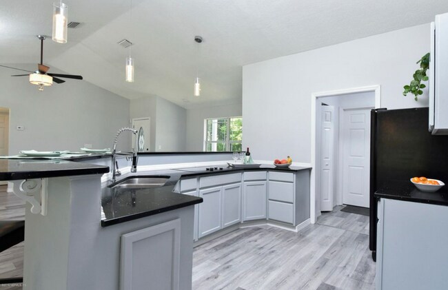 Foto del edificio - Stunning Home - Large Lot with 2 Car Garage!