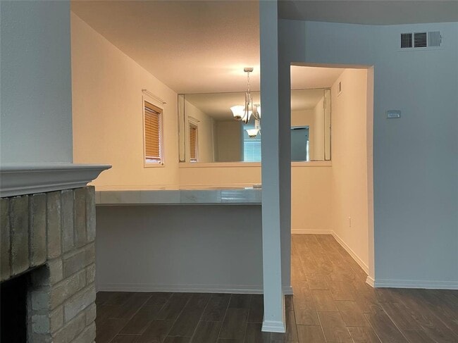 Building Photo - 744 Memorial Mews St