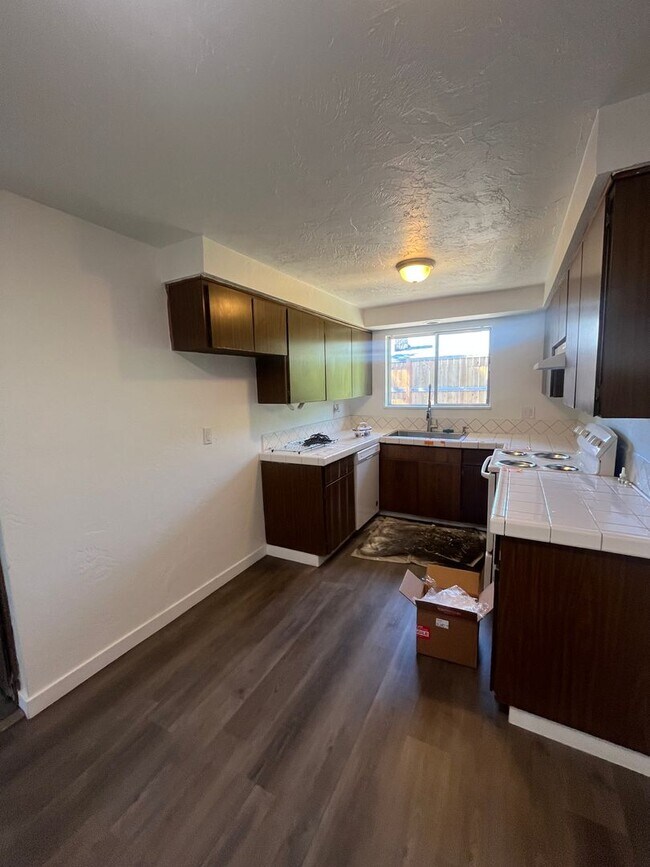 Foto del edificio - 2-Bedroom 1-Bathroom Duplex close in Sprin...