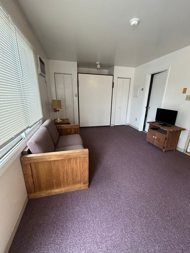 Building Photo - Studio Apartment on W. Cherry Lane
