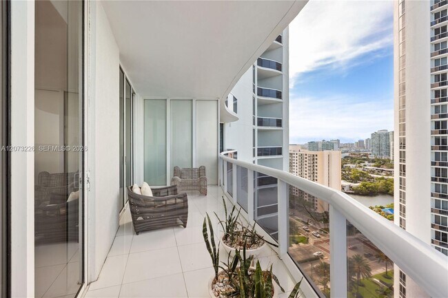Building Photo - 15811 Collins Ave