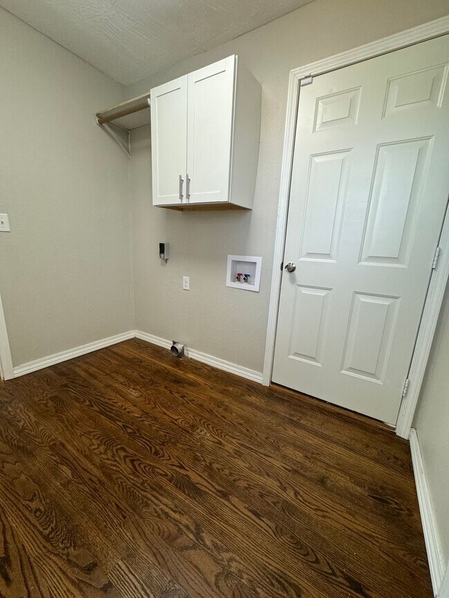 Foto del edificio - Beautiful 3 bedroom 2.5 bath 2 living room...