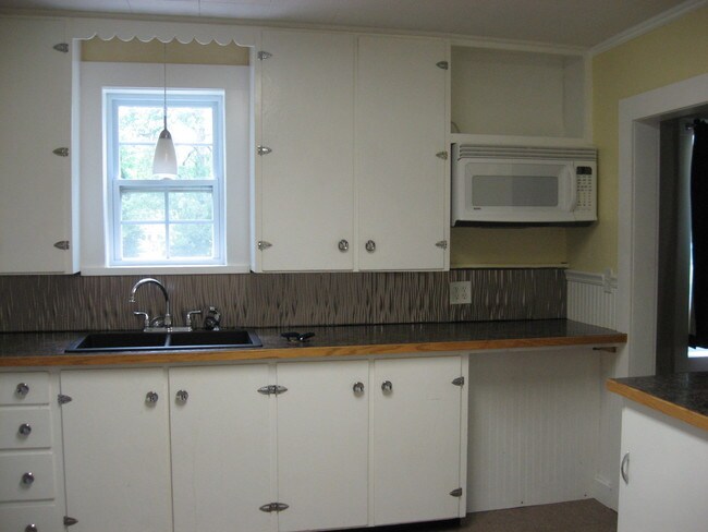 Kitchen - 811 N Mulberry St
