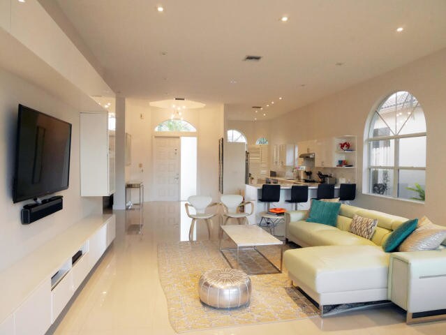 Building Photo - 5335 Ventura Dr