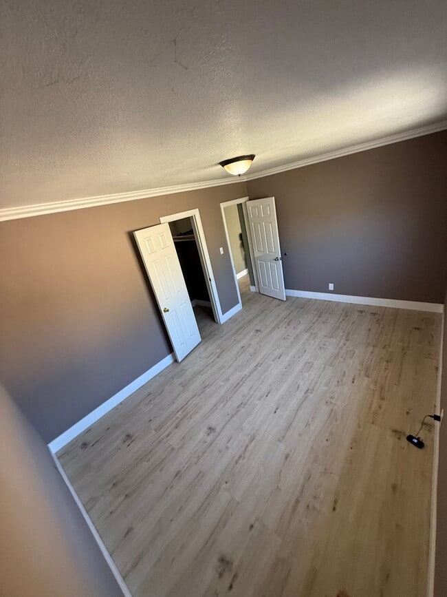 Building Photo - 1250 E 87th St