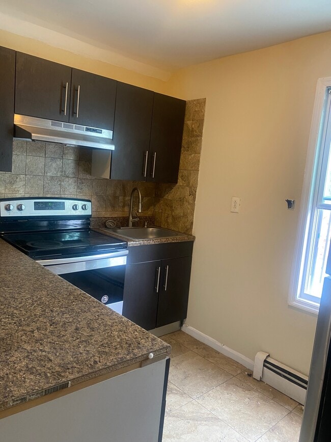 Building Photo - 158 Alexander St