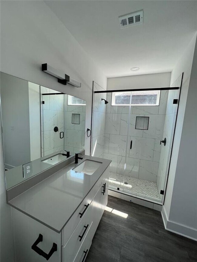 Foto del edificio - 7603 Carver Ave