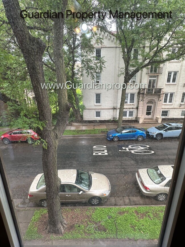 Foto del edificio - Top Floor Studio Lakes Uptown Apartment, Blocks from Both Lakes, Hardwood Floors, One Month Free