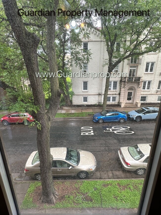 Building Photo - Top Floor Studio Lakes Uptown Apartment, Blocks from Both Lakes, Hardwood Floors, One Month Free