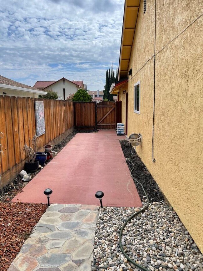 Building Photo - Furnished Ceres 3 Bedroom 2 Bath 2 Car Gar...
