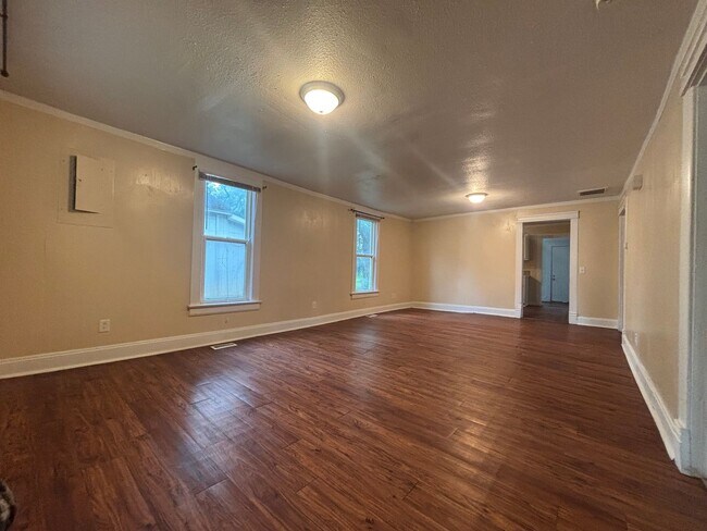 Building Photo - 3 bedroom 1 bath home available now